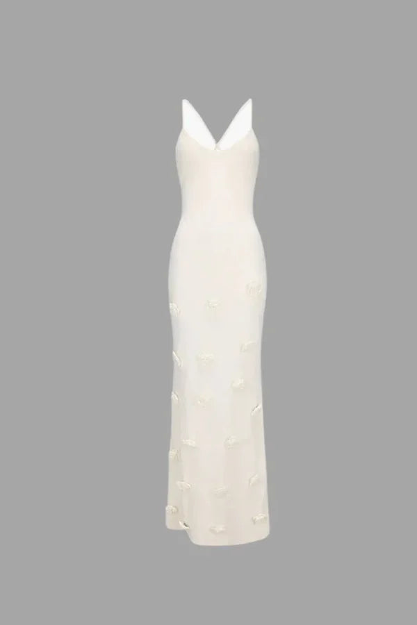 Robe longue à bretelles fines, en tissu texturé avec motifs floraux, coupe ajustée, idéale pour des occasions spéciales.
