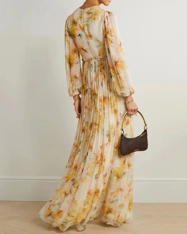 Robe longue florale à manches longues en tissu léger, col en V avec fente haute, idéale pour un look élégant et décontracté.