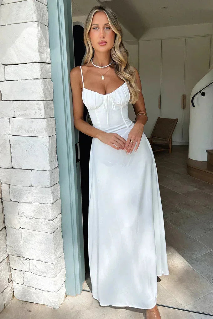 Robe longue fluide en tissu léger, bretelles réglables et bustier froncé pour une silhouette élégante et confortable.