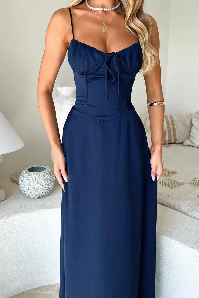 Robe longue fluide à bretelles réglables, en tissu léger, avec bustier froncé et coupe fluide, idéale pour les journées…