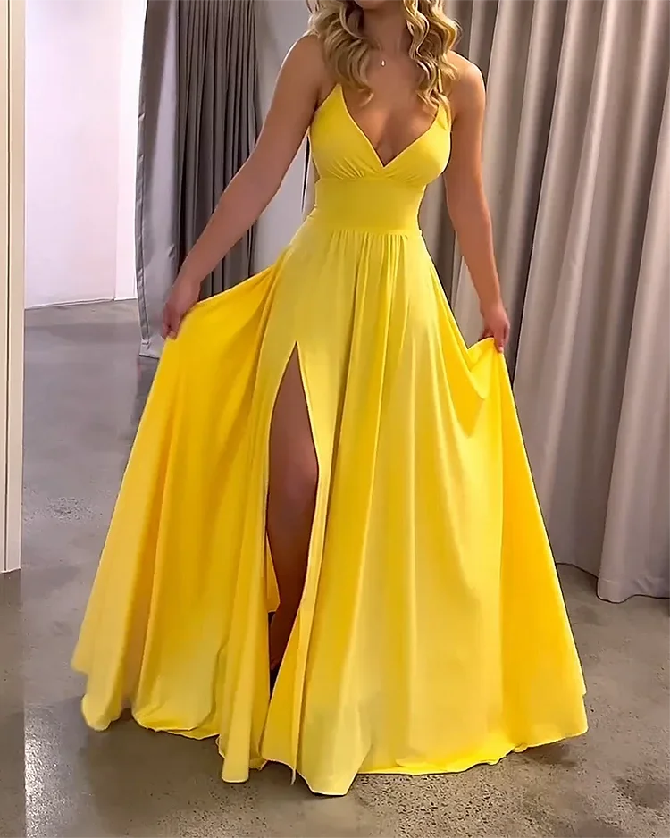 Robe longue fluide, fendue, à encolure en V, sans manches, idéale pour les soirées d'été en tissu léger et agréable.