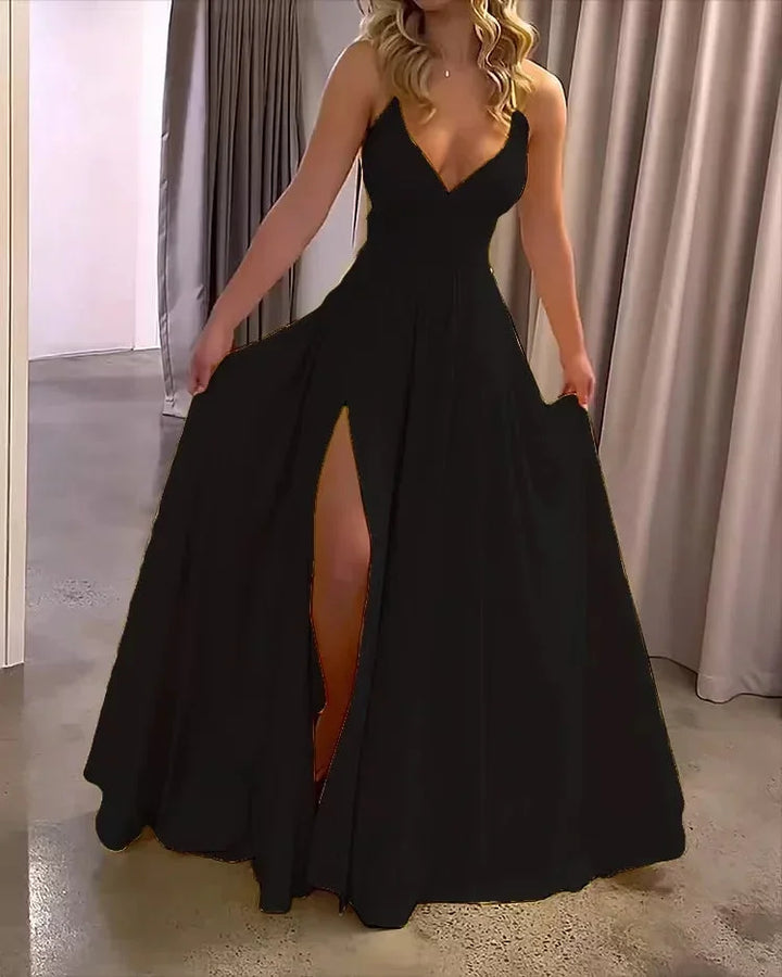 Robe longue fluide sans manches avec encolure en V, fente élégante, parfaite pour une soirée d'été. Tissu léger et confortable.