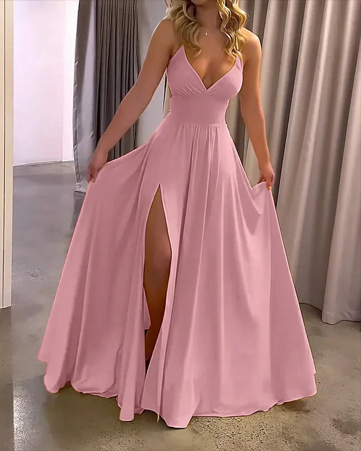 Robe longue fluide en tissu léger, fendue sur le côté, encolure en V, sans manches, idéale pour des soirées estivales.