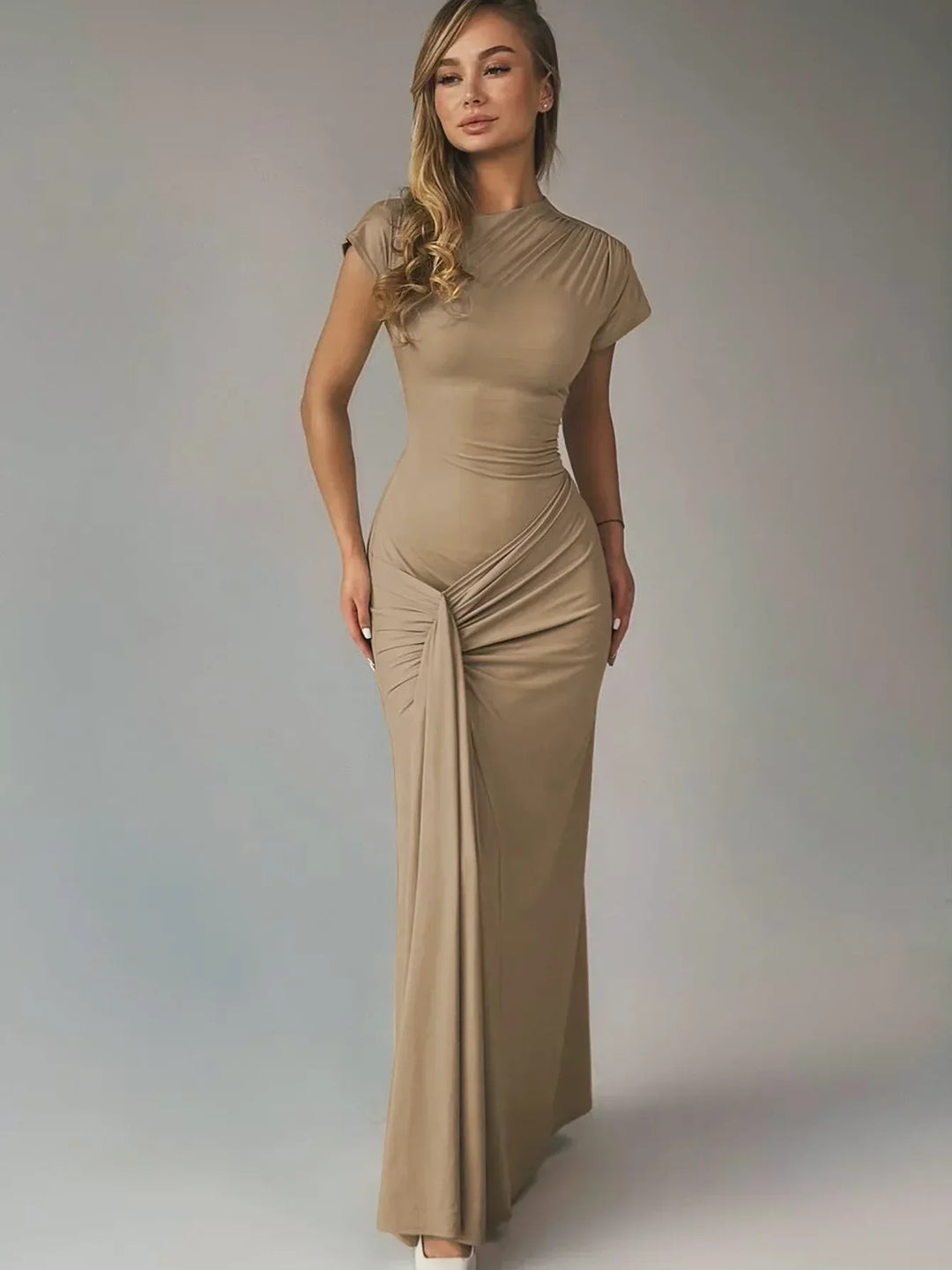 Robe longue froncée avec manches courtes, en coton doux, cintrée à la taille pour un ajustement confortable et fluide.