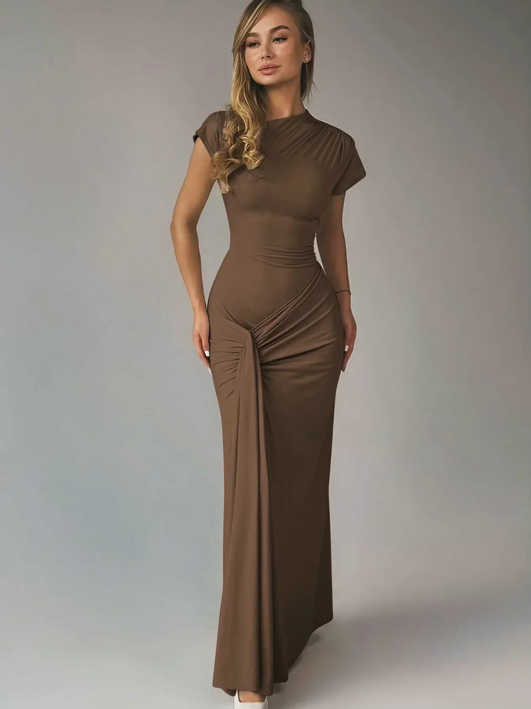 Robe longue froncée en coton, manches courtes, silhouette cintrée, idéale pour un style décontracté et confortable.