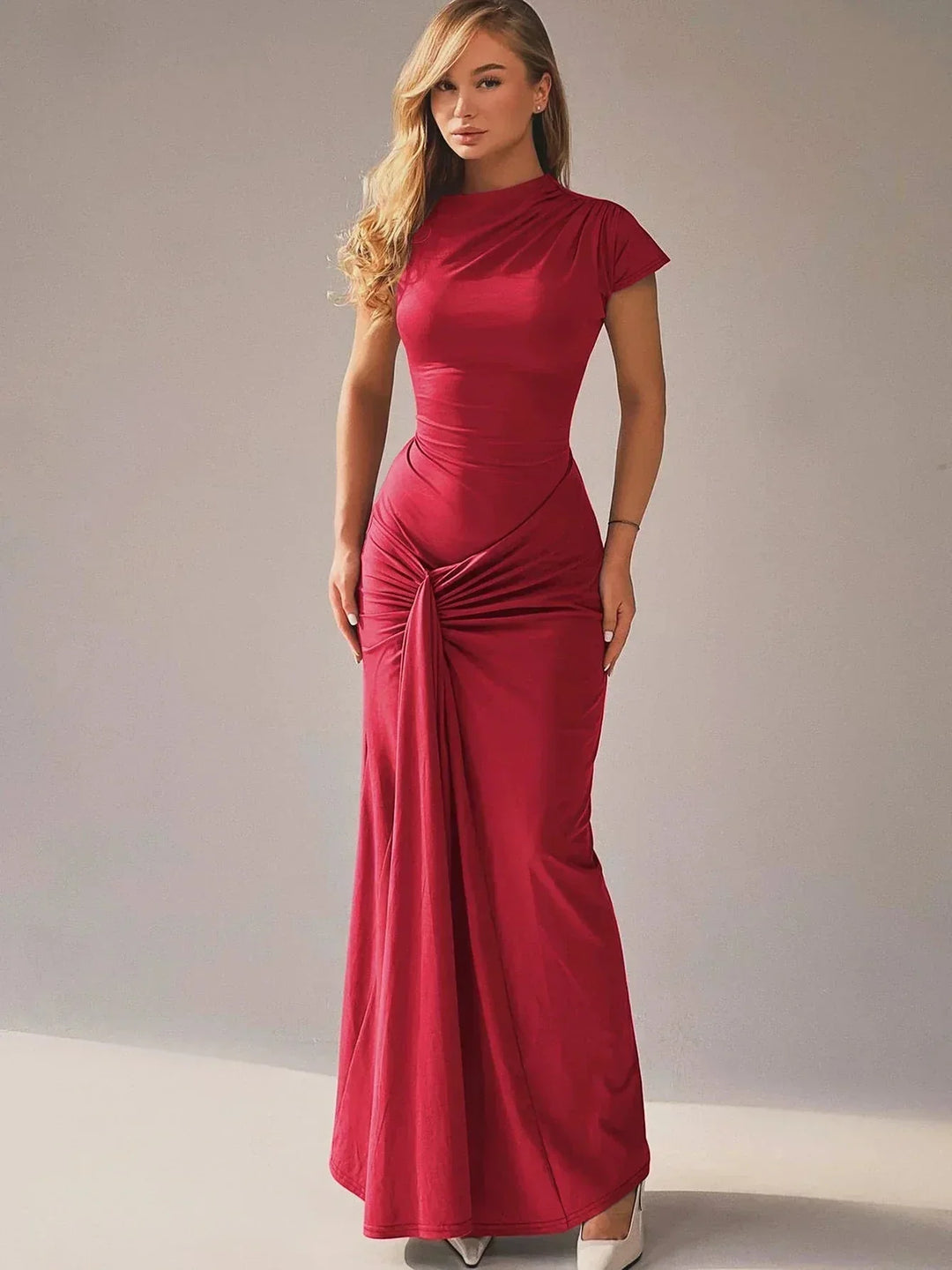 Robe longue froncée pour femmes en tissu léger, manches courtes, cintrée à la taille pour un ajustement flatteur.