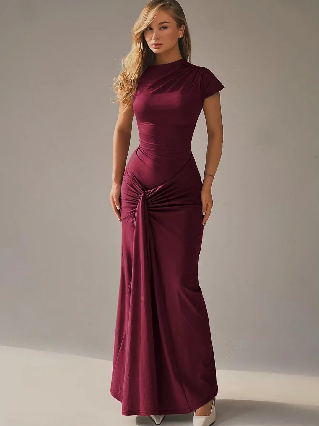 Robe longue froncée avec manches courtes en coton, cintrée à la taille, parfaite pour un look décontracté.