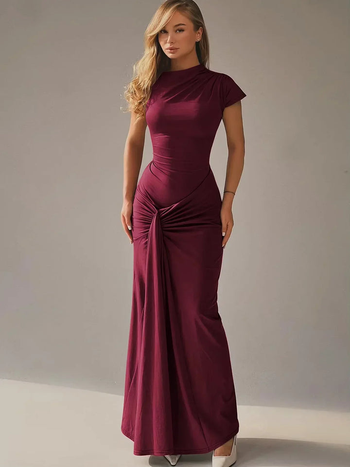 Robe longue froncée avec manches courtes en coton, cintrée à la taille, parfaite pour un look décontracté.
