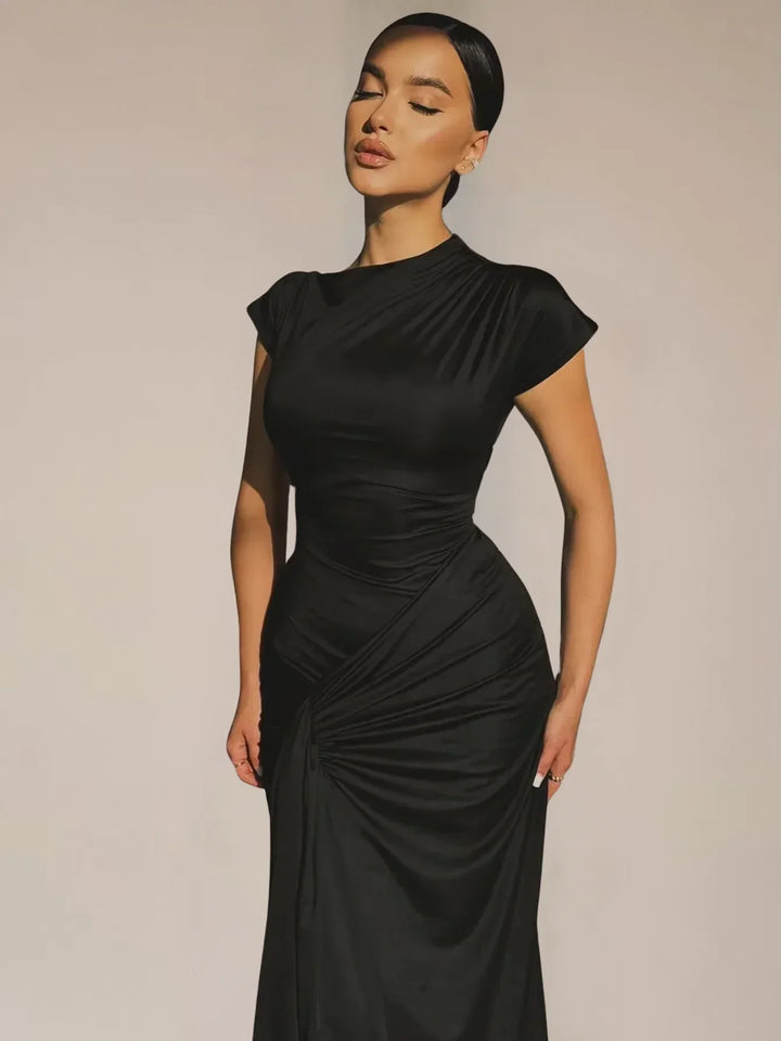 Robe longue froncée en coton léger, manches courtes, cintrée à la taille pour un ajustement flatteur et confortable.