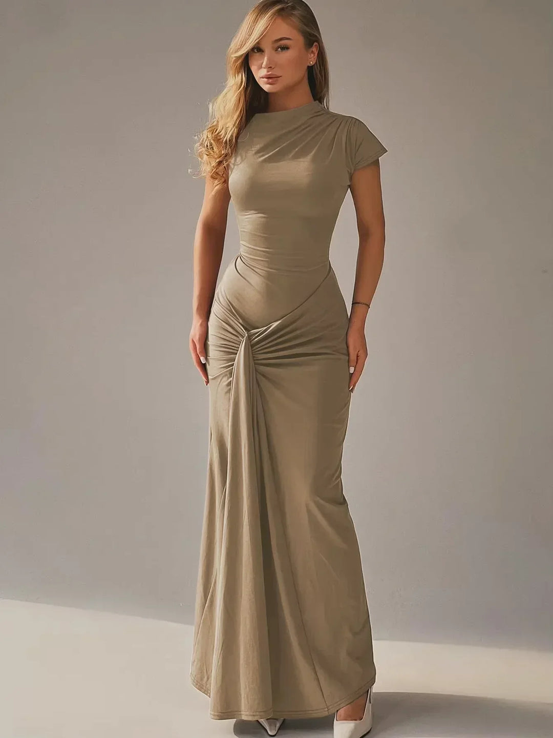Robe longue froncée en coton, manches courtes, silhouette cintrée, idéale pour un look à la fois décontracté et élégant.