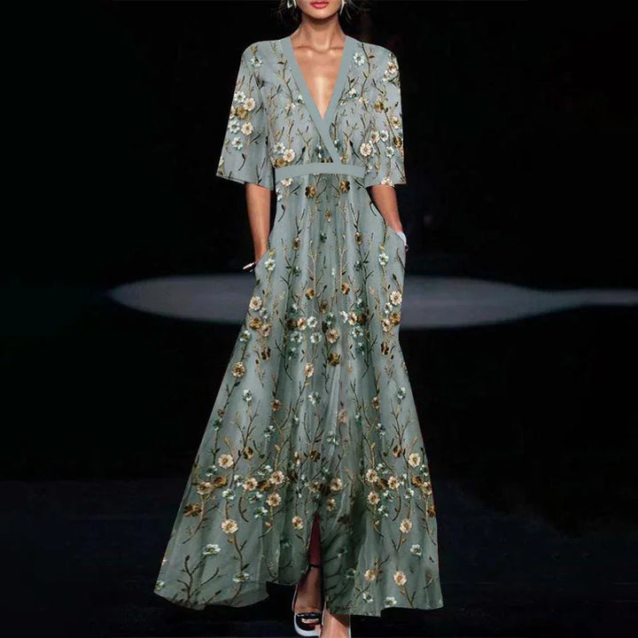 Robe longue florale bleu clair, en tissu léger, manches mi-longues, col en V, parfaite pour l'été.