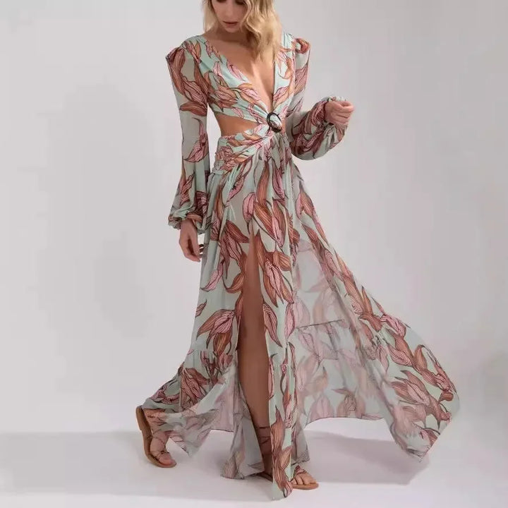 Robe longue imprimée en tissu léger, manches longues, col V profond et découpe, idéale pour une soirée d'été.