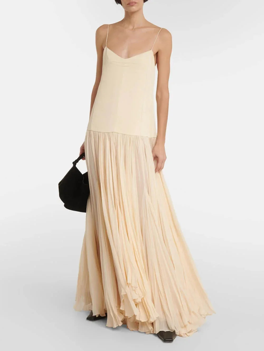 Robe longue ivoire en tissu plissé, sans manches, bretelles fines, idéale pour des soirées d'été.