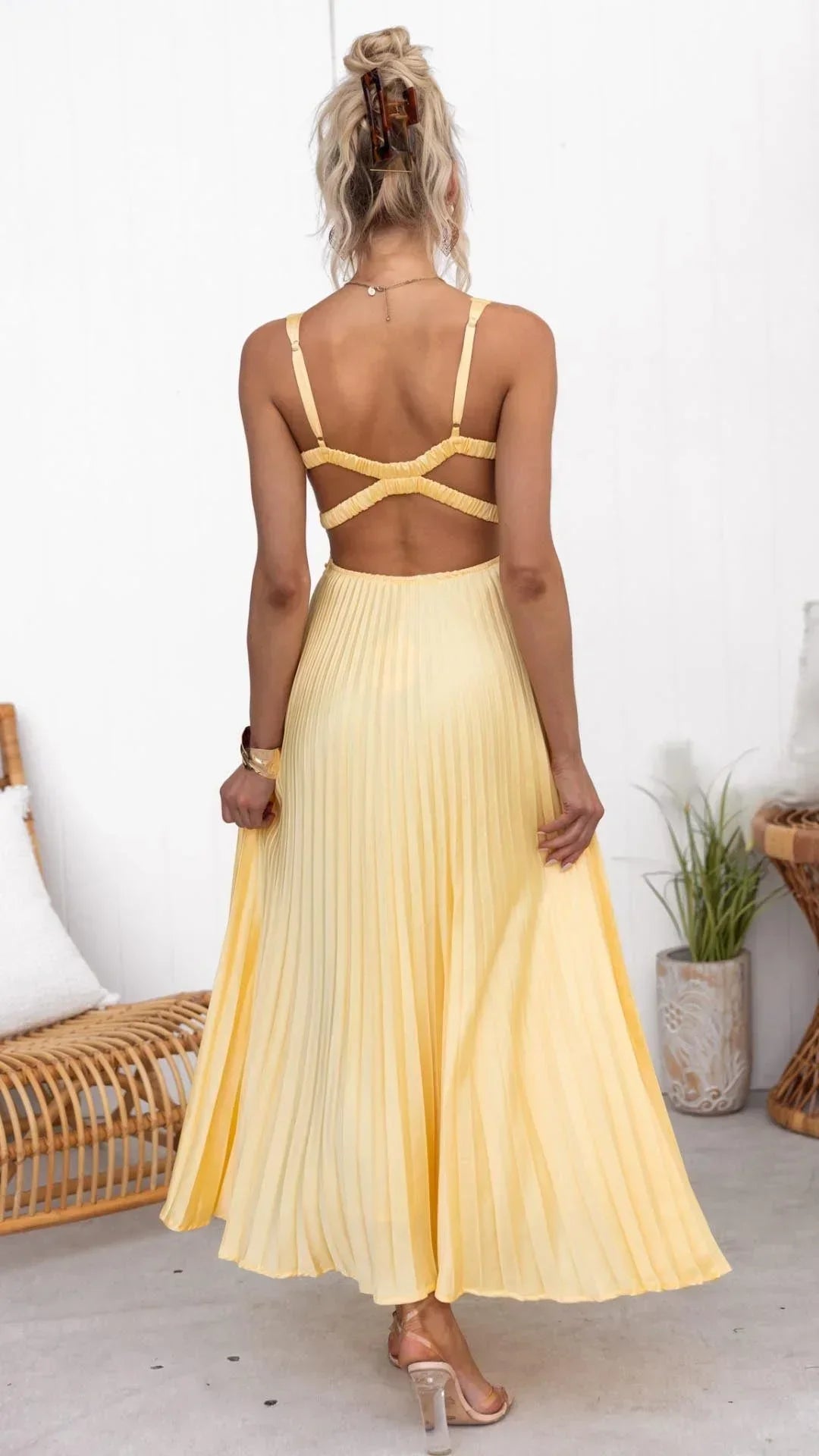 Robe longue jaune plissée, col en V, sans manches, en tissu léger, idéale pour les journées d'été et les occasions…