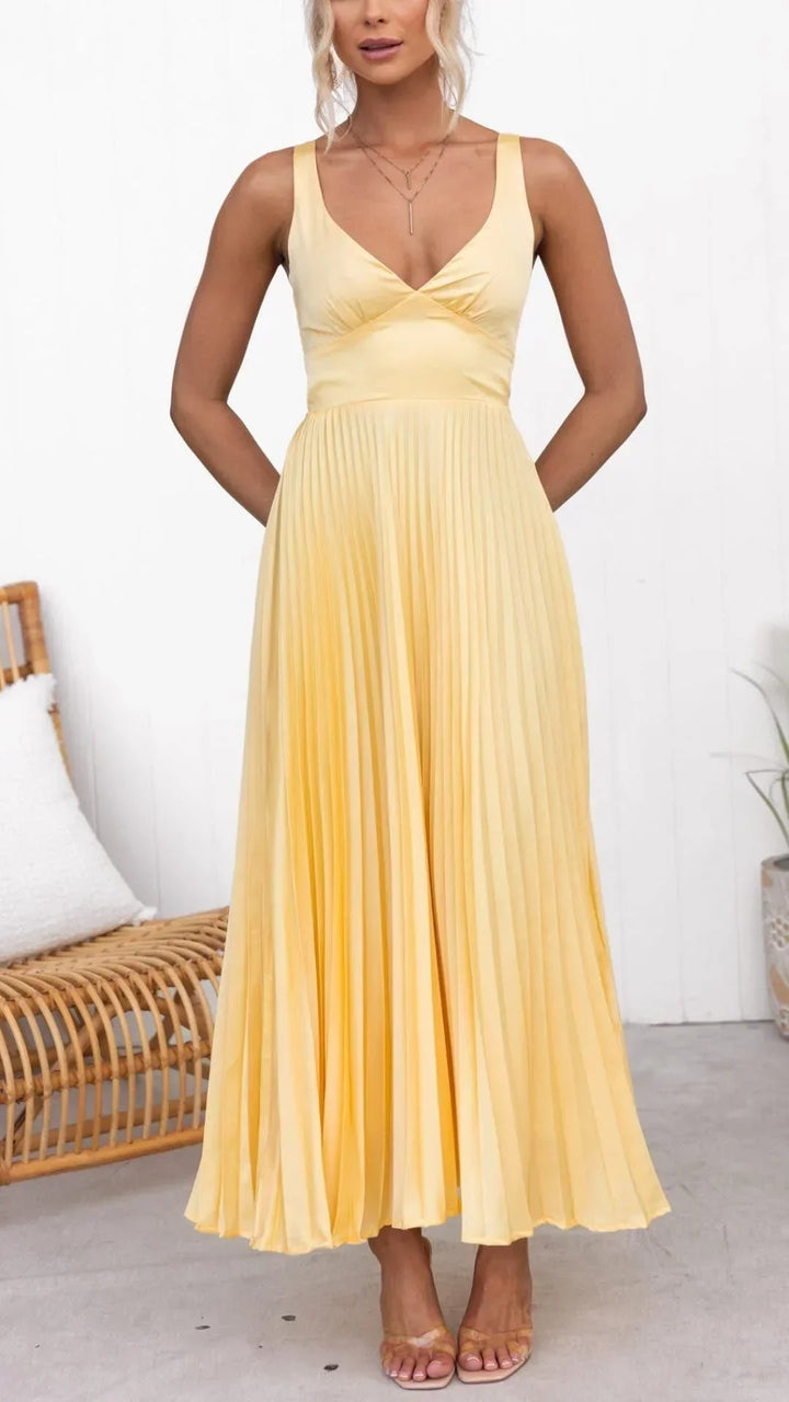 Robe longue jaune plissée, col en V sans manches, en tissu léger, parfaite pour les journées d'été.