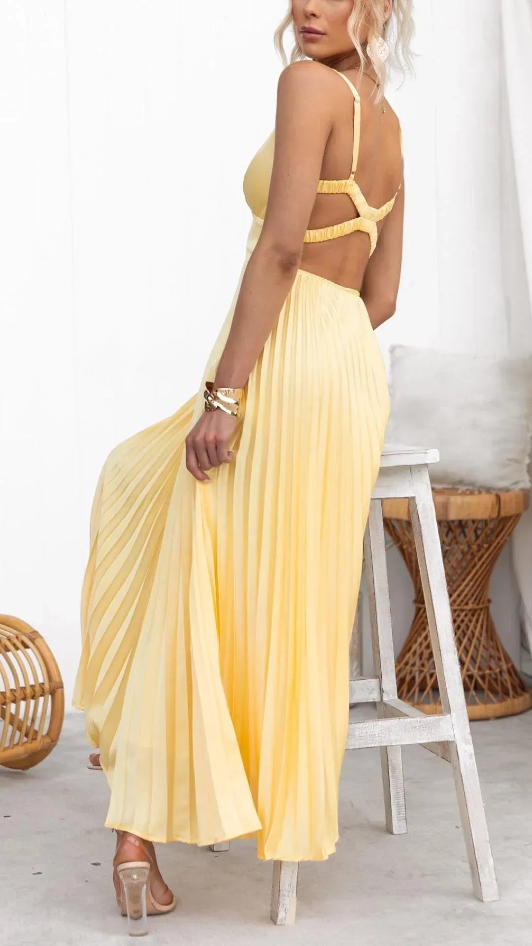 Robe longue jaune plissée, sans manches, col en V, en tissu léger, idéale pour les journées d'été ensoleillées.