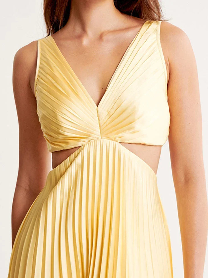 Robe longue jaune plissée avec col plongeant, découpes élégantes et tissu léger, parfaite pour une soirée estivale.