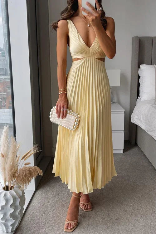 Robe longue jaune plissée avec col plongeant, découpes élégantes, idéale pour les soirées estivales en voile léger.