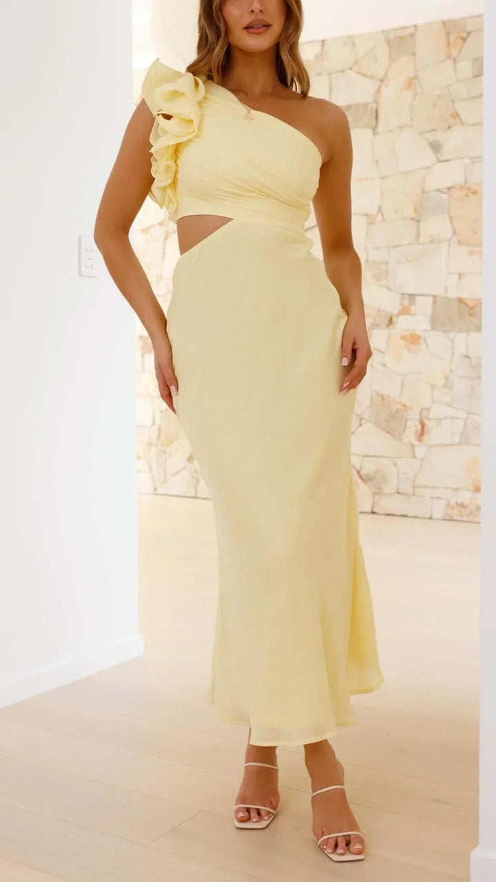 Robe longue jaune à une épaule, en jersey doux, avec découpes élégantes pour un look chic en soirée.