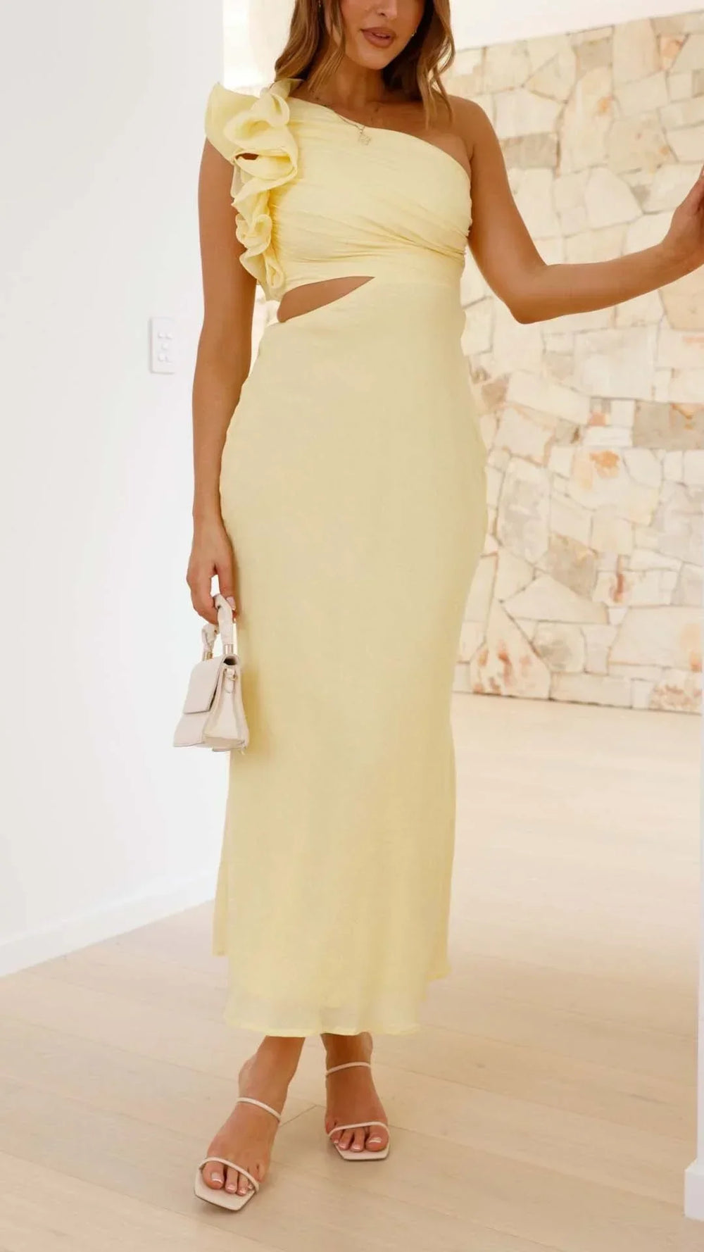 Robe longue jaune à une épaule avec découpes, en tissu fluide, idéale pour les soirées élégantes.