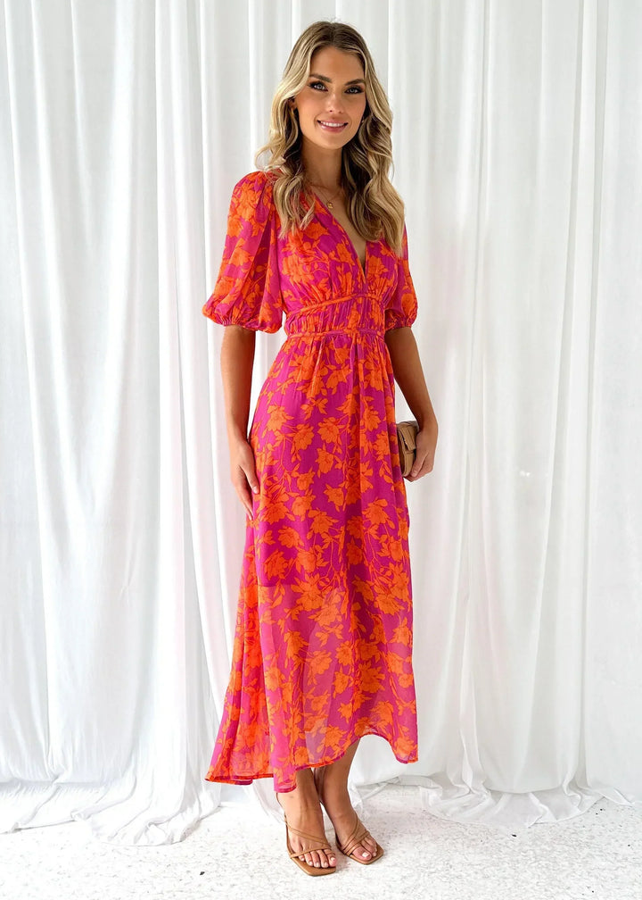 Robe longue longue florale rose vif, manches courtes, col en V, en tissu léger idéal pour l'été.