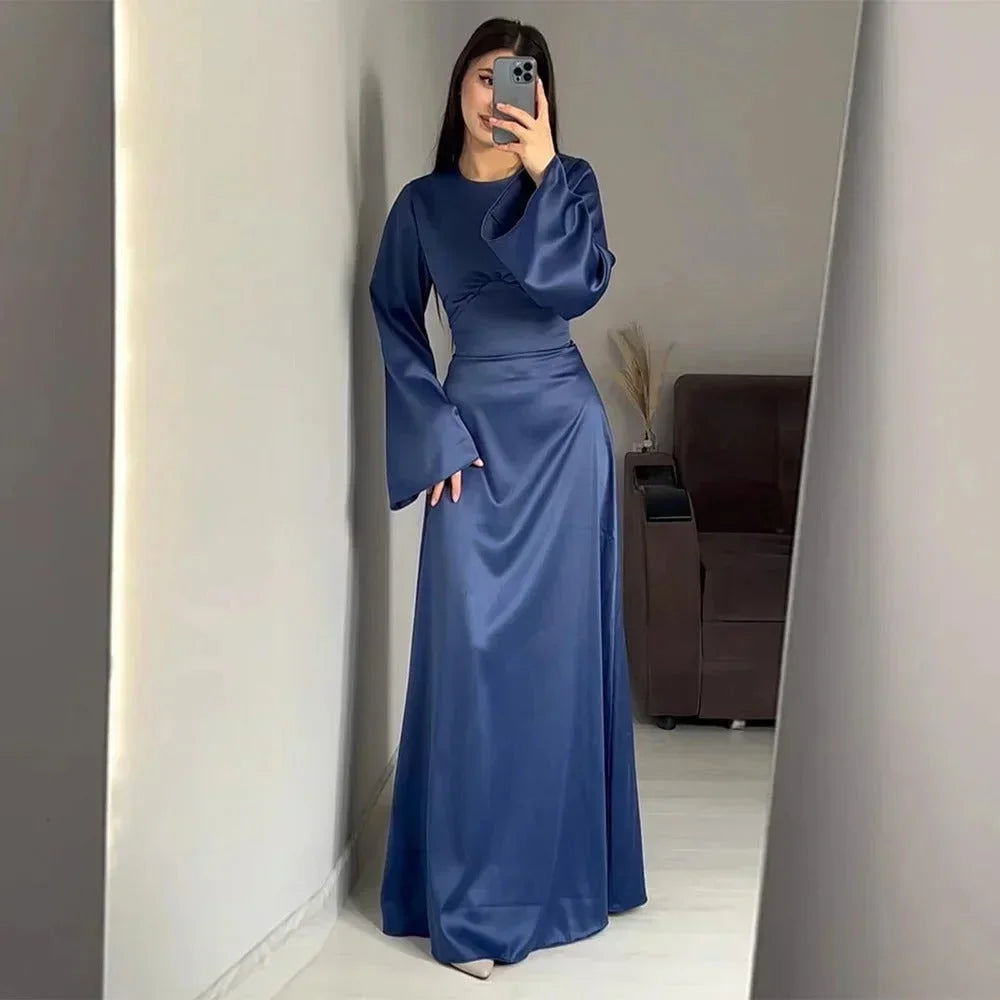 Robe longue en satin avec manches évasées, disponible en plusieurs couleurs, idéale pour les occasions spéciales.