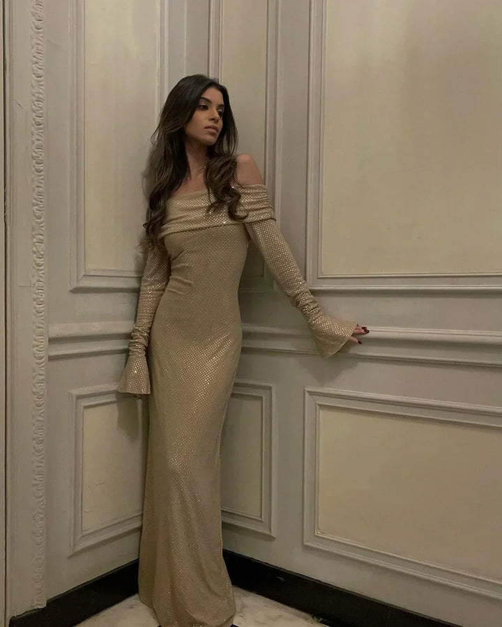 Robe longue longue à épaules dénudées, en tissu léger, avec paillettes scintillantes et manches longues élégantes.