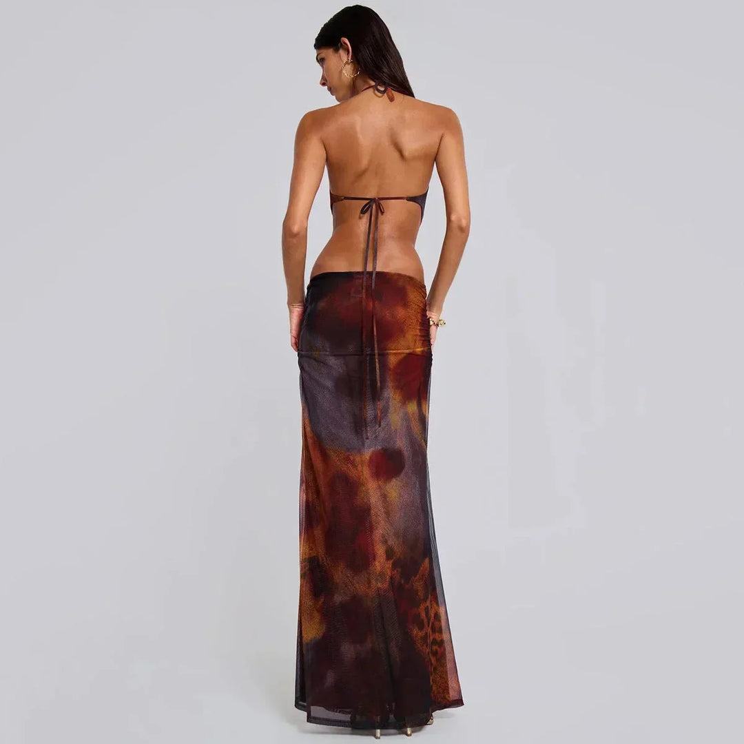 Robe longue marron ajustée, avec détails dorés et découpes, parfaite pour les soirées. Fabriquée en tissu léger.