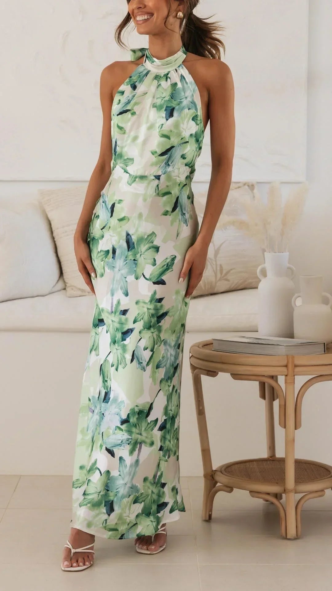 Robe longue d'été à motifs floraux, dos nu, col montant, en tissu léger pour un confort idéal lors des journées chaudes.