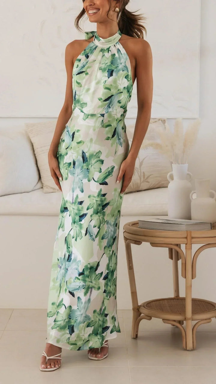 Robe longue d'été à motifs floraux, dos nu, col montant, en tissu léger pour un confort idéal lors des journées chaudes.