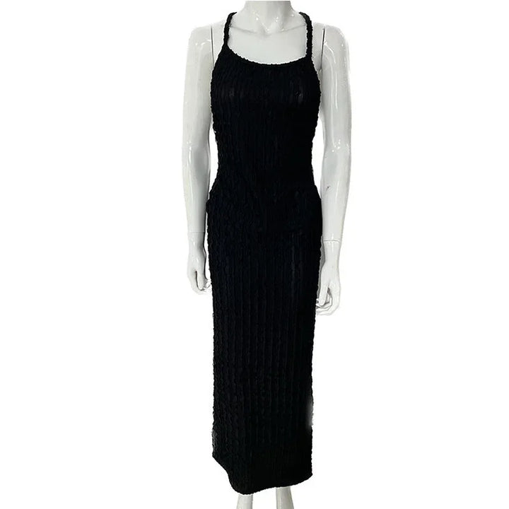 Robe longue moulante en dentelle sans manches, dos nu, disponible en plusieurs couleurs, idéale pour des soirées élégantes.