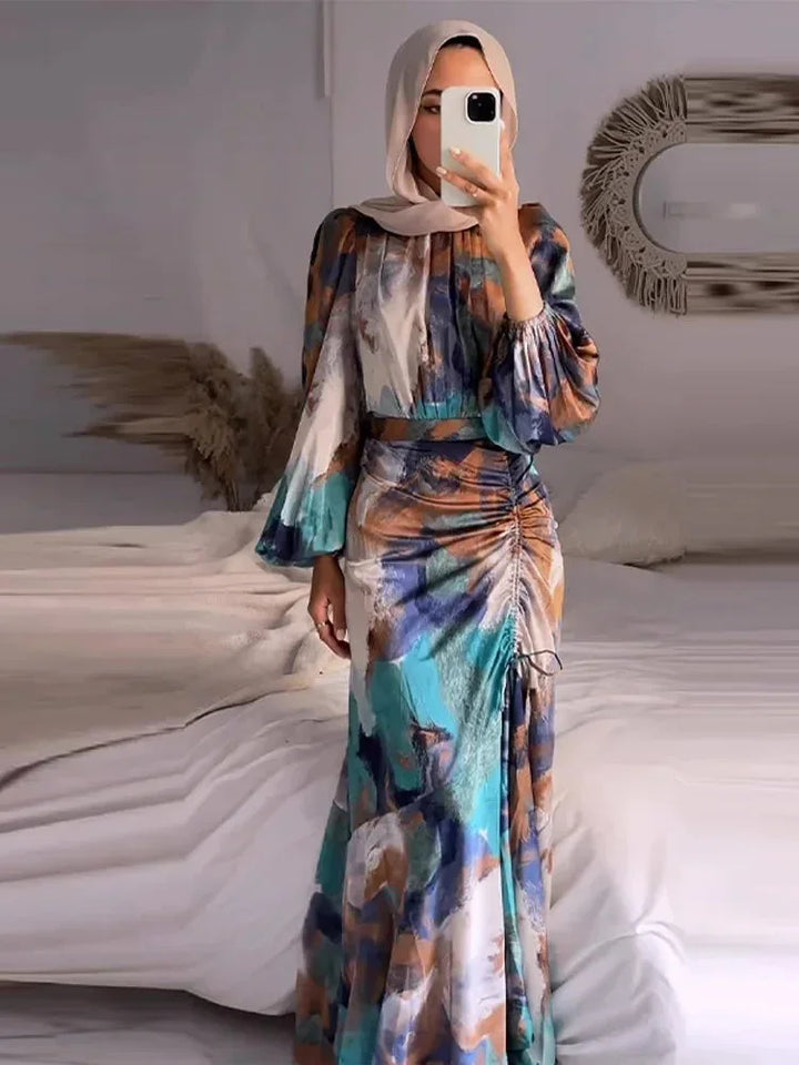 Robe longue plissée multicolore, manches longues, fronces à la taille, en tissu léger, idéale pour les soirées.