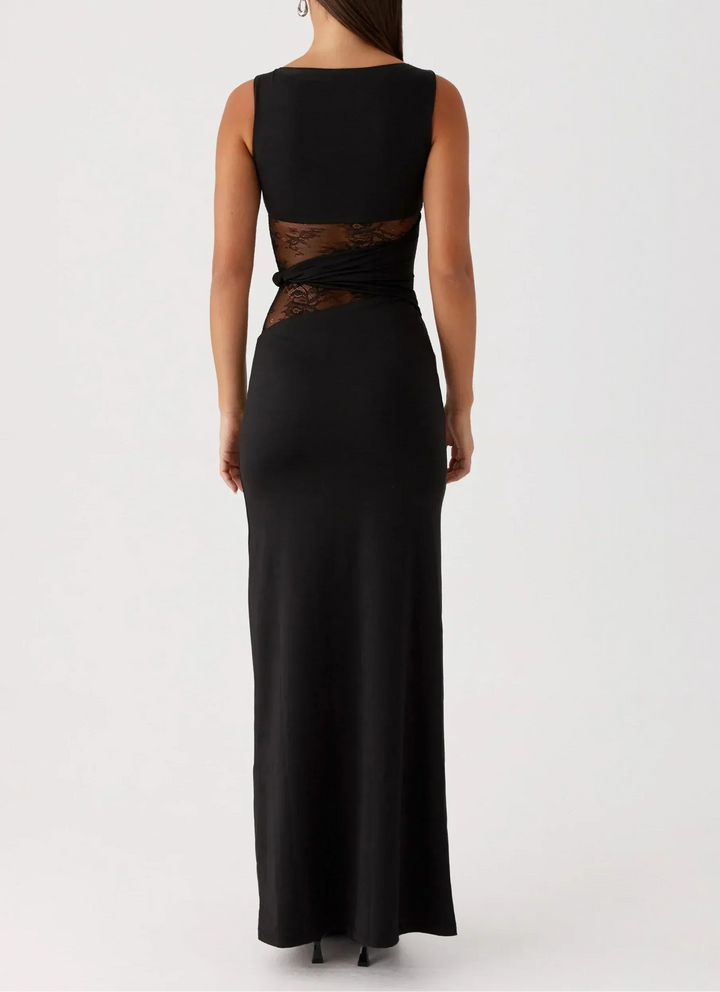 Robe maxi noire en tissu léger avec dentelle délicate et découpes élégantes au niveau des hanches.