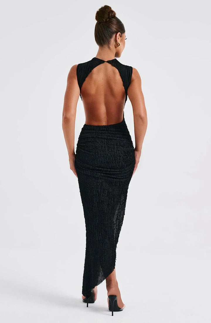 "Robe longue noire sans manches, coupe ajustée, fente latérale, en tissu texturé pour une silhouette élégante."