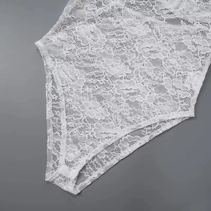 Robe longue avec épaules dénudées et détail dentelle, en tissu léger, parfaite pour les soirées et occasions spéciales.