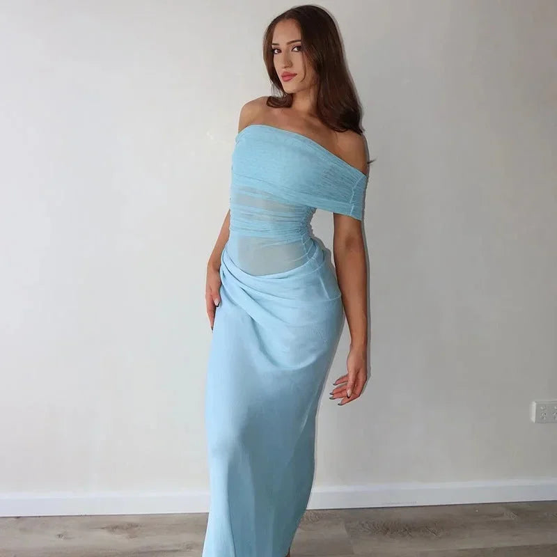 Robe longue fluide avec épaules dénudées, taille froncée, et découpe, idéale pour un look élégant et décontracté.