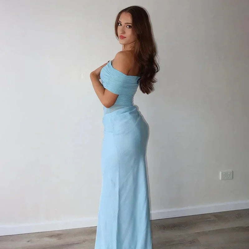 Robe longue fluide à épaules dénudées, froncée avec découpe taille, parfaite pour un look décontracté et élégant.
