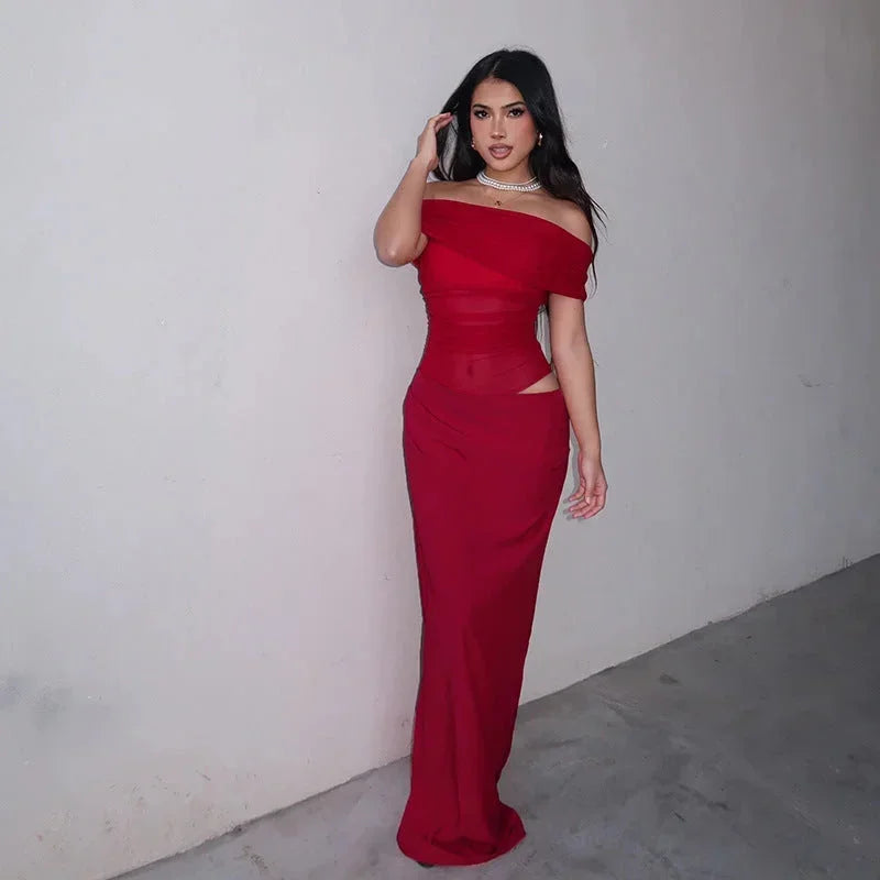 Robe longue en tissu fluide, épaules dénudées, froncée à la taille, avec une élégante découpe pour un look décontracté.