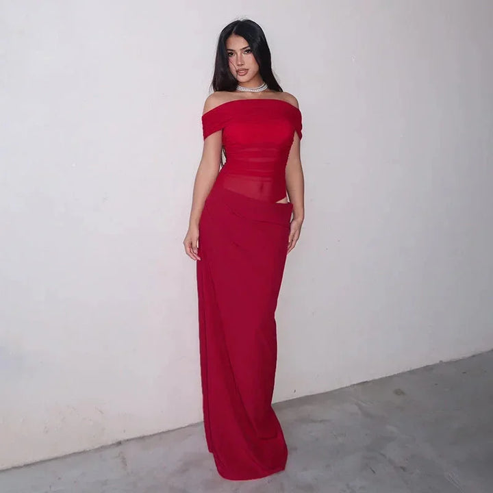 Robe longue fluide avec épaules dénudées, taille froncée et découpe, idéale pour un look élégant et décontracté.