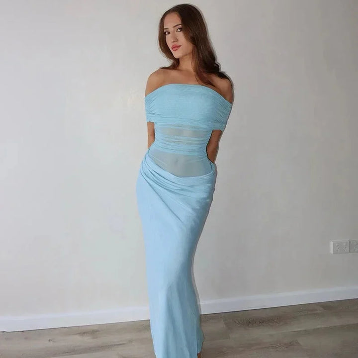 Robe longue fluide à épaules dénudées, froncée à la taille, avec découpe, idéale pour les journées ensoleillées.