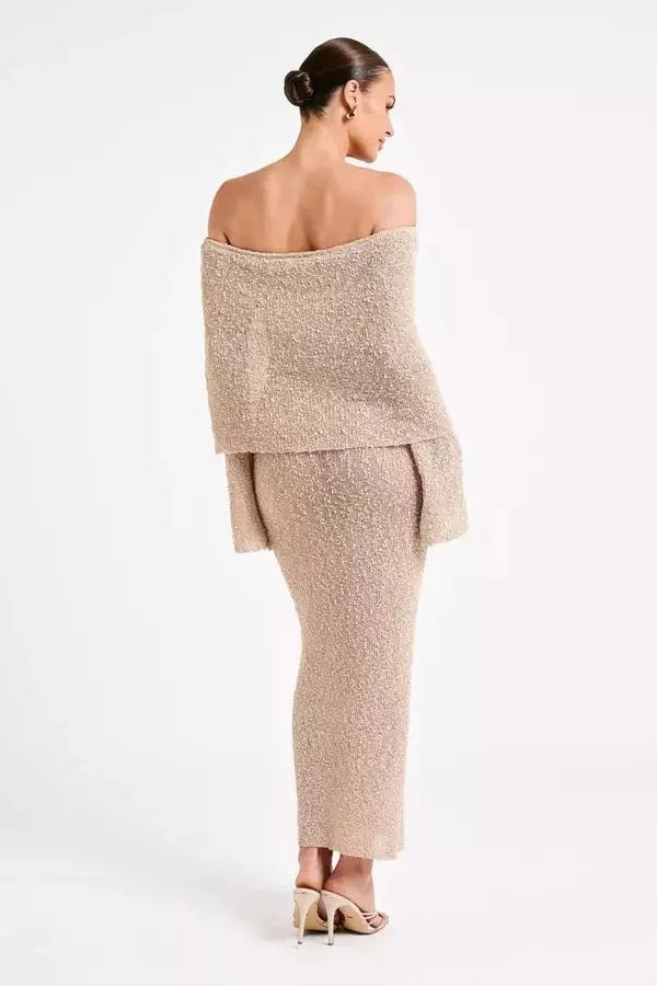 Robe longue avec épaules dénudées, manches longues, en textile texturé pour un style fluide et moderne.