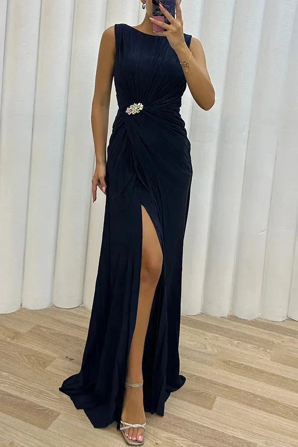 Robe longue plissée en viscose, fente côté élégante, broche décorative, parfaite pour les soirées.