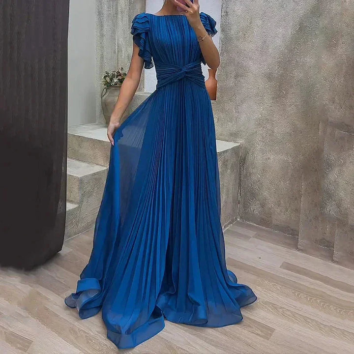 Robe longue plissée en tissu léger, avec des manches à volants et un design fluide parfait pour les occasions décontractées.