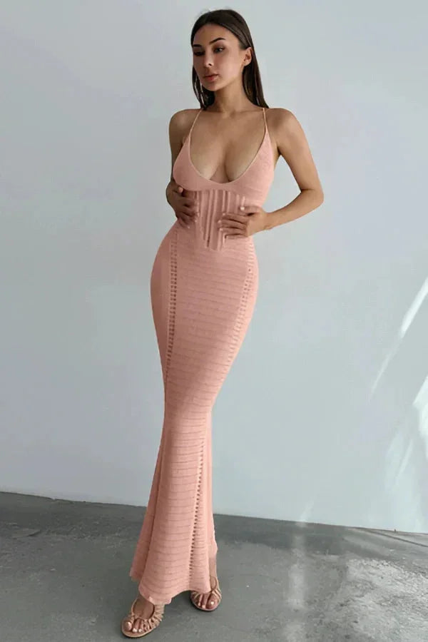 Robe longue rose en tissu ajouré avec décolleté plongeant, parfaite pour une tenue de soirée élégante.
