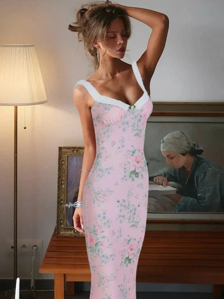 Robe longue rose à bretelles, motif floral, avec détails de volants, idéale pour l'été. 100% coton doux et léger.