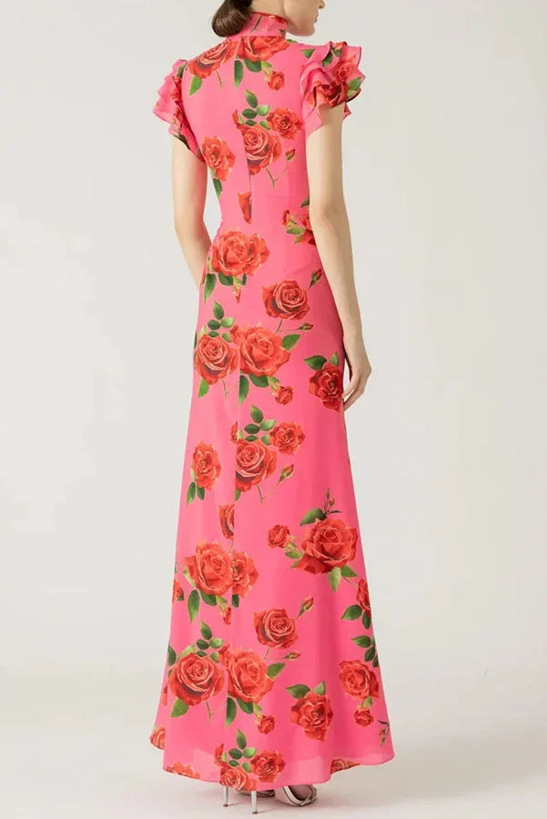 Robe longue rose en coton avec motifs floraux, manches volantées et col haut pour un style féminin et frais.