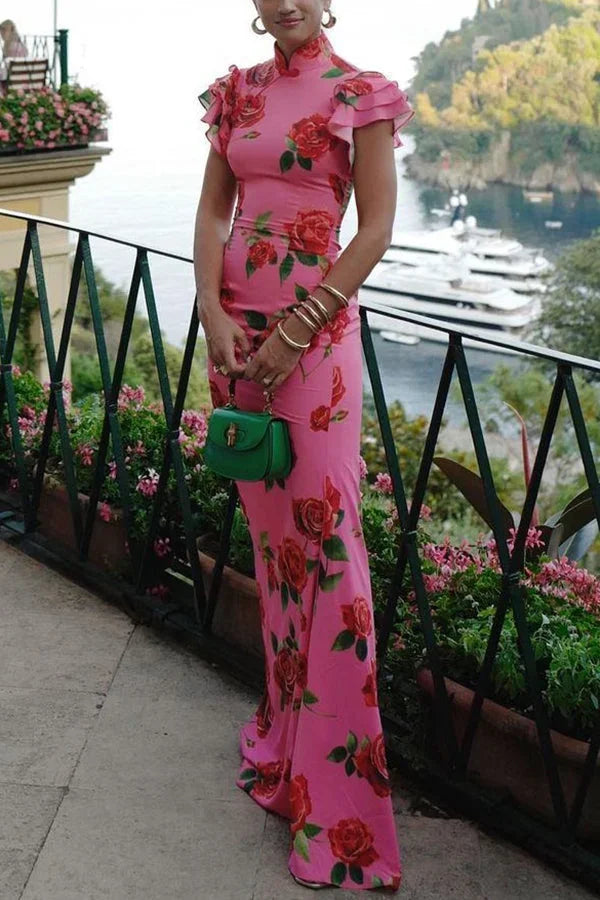 Robe longue rose avec motifs floraux, manches volantées et col haut, en tissu léger et fluide, parfaite pour les journées…