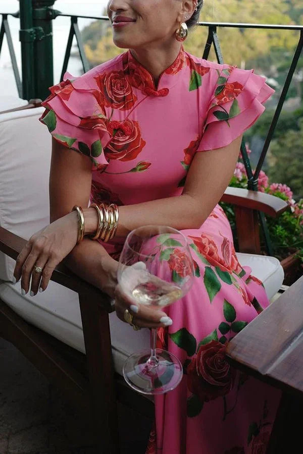 Robe longue rose en tissu léger, à motifs floraux, manches volantées et col haut, idéale pour des occasions décontractées.