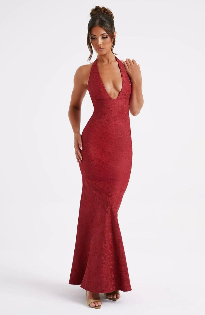 Robe longue rouge en tissu léger avec col licou et nœud, idéale pour une tenue de soirée chic et élégante.