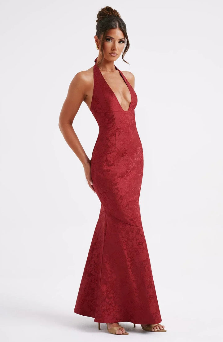 Robe longue rouge avec texture douce, col licou et nœud, idéale pour une soirée élégante.